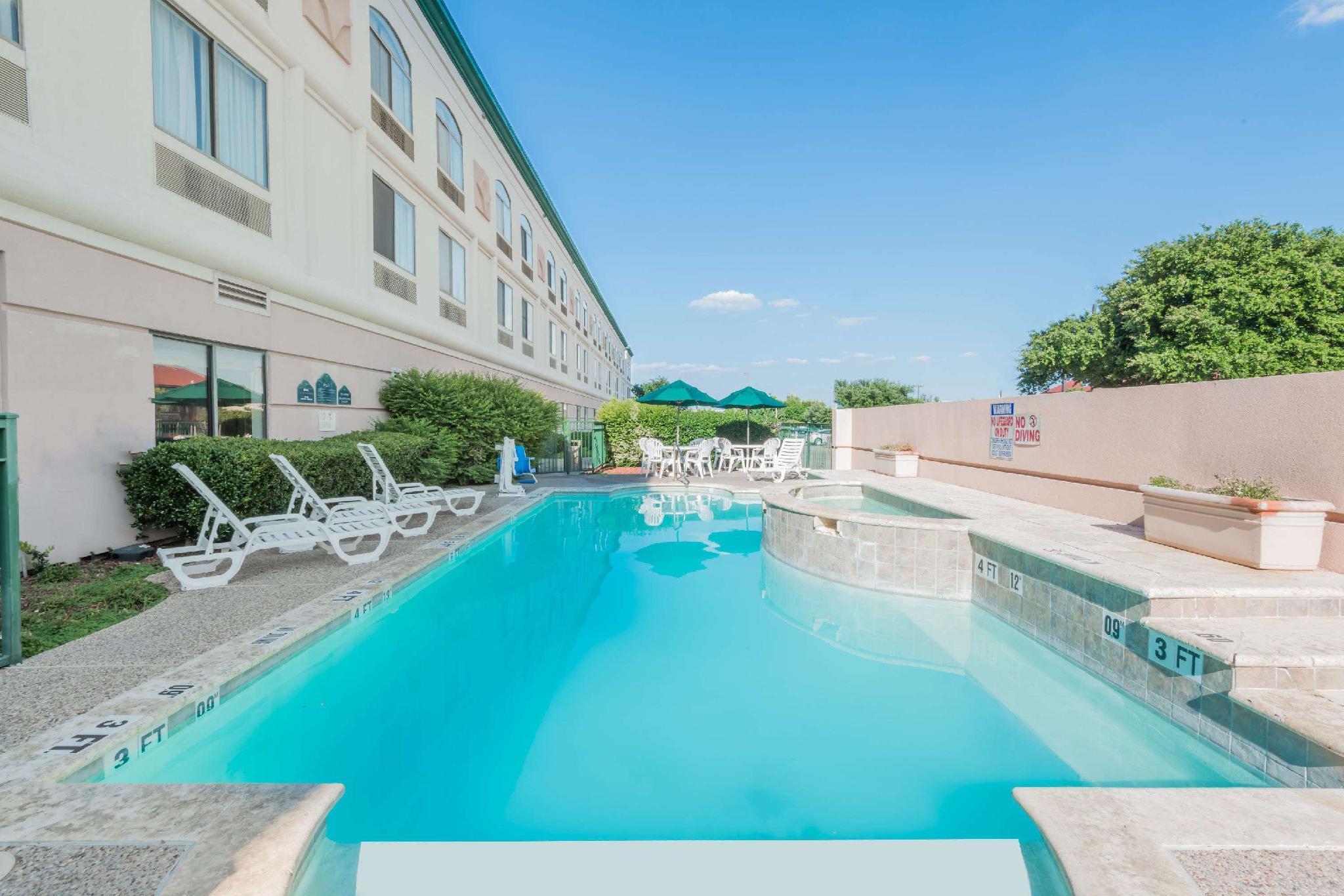 Wingate By Wyndham - Dfw North Hotel Irving Bagian luar foto