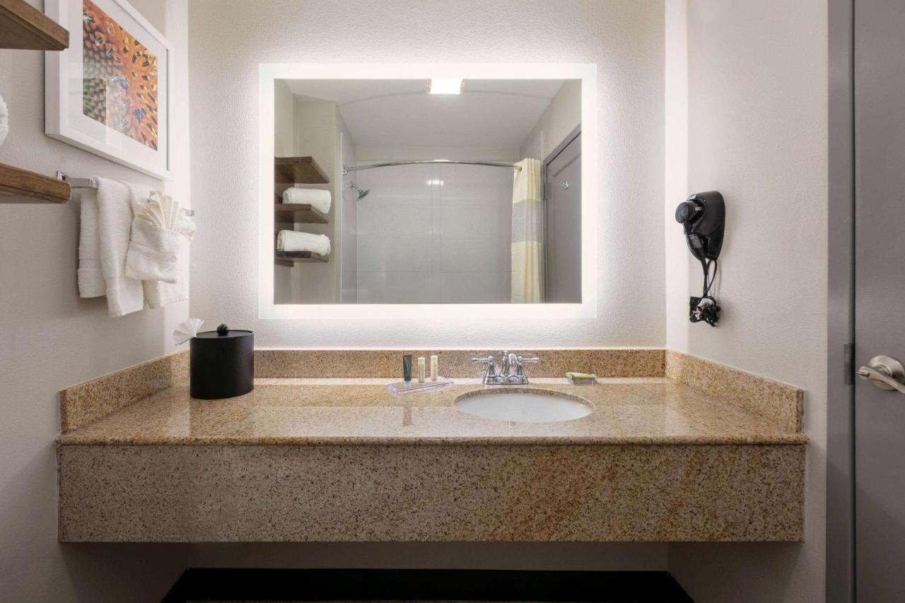 Wingate By Wyndham - Dfw North Hotel Irving Bagian luar foto